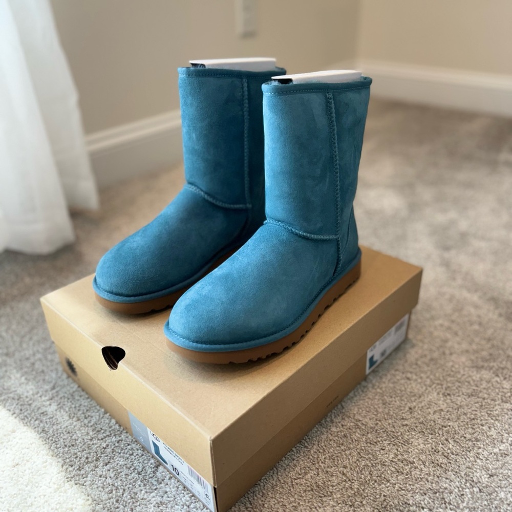 BRAND NEW UGG Classic Short Boot